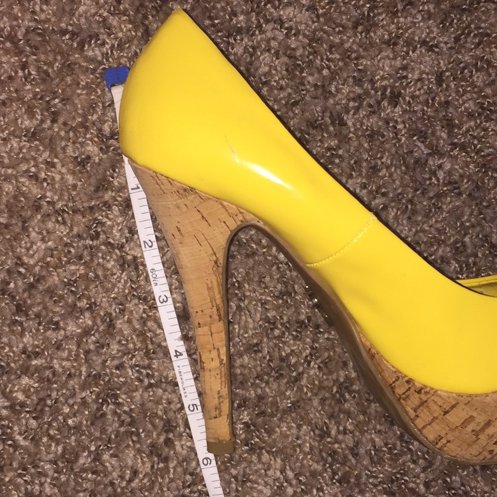 Yellow Pumps - Picture 7 of 8